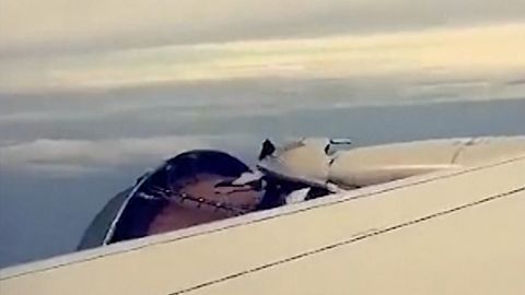 VIDEO: Boeingu během letu odpadl kryt motoru. Musel nouzově přistát
