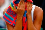 Ana Ivanovičová pláče. Kvůli zranění musel vzdát osmifinále Wimbledonu.