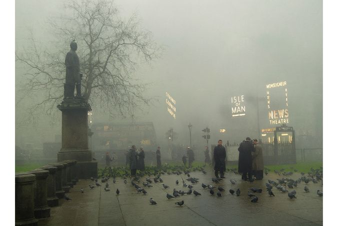 Trafalgarské náměstí v Londýně, 5. prosince 1952. Město je pohlceno hustým smogem, který vznikl spalováním nekvalitního uhlí a z emisí dopravy.  Kolorováno