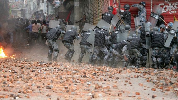 Nová vlna protestů proti monarchii v Nepálu. Opozice požaduje obnovení demokracie