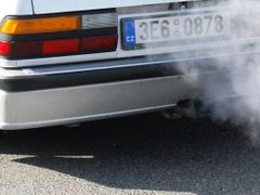 Automobily zamořují ovzduší a zabírají spoustu místa (ilustrační foto)