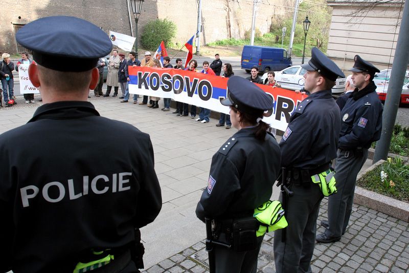 Demonstrace proti uznání samostatného Kosova před úřadem vlády