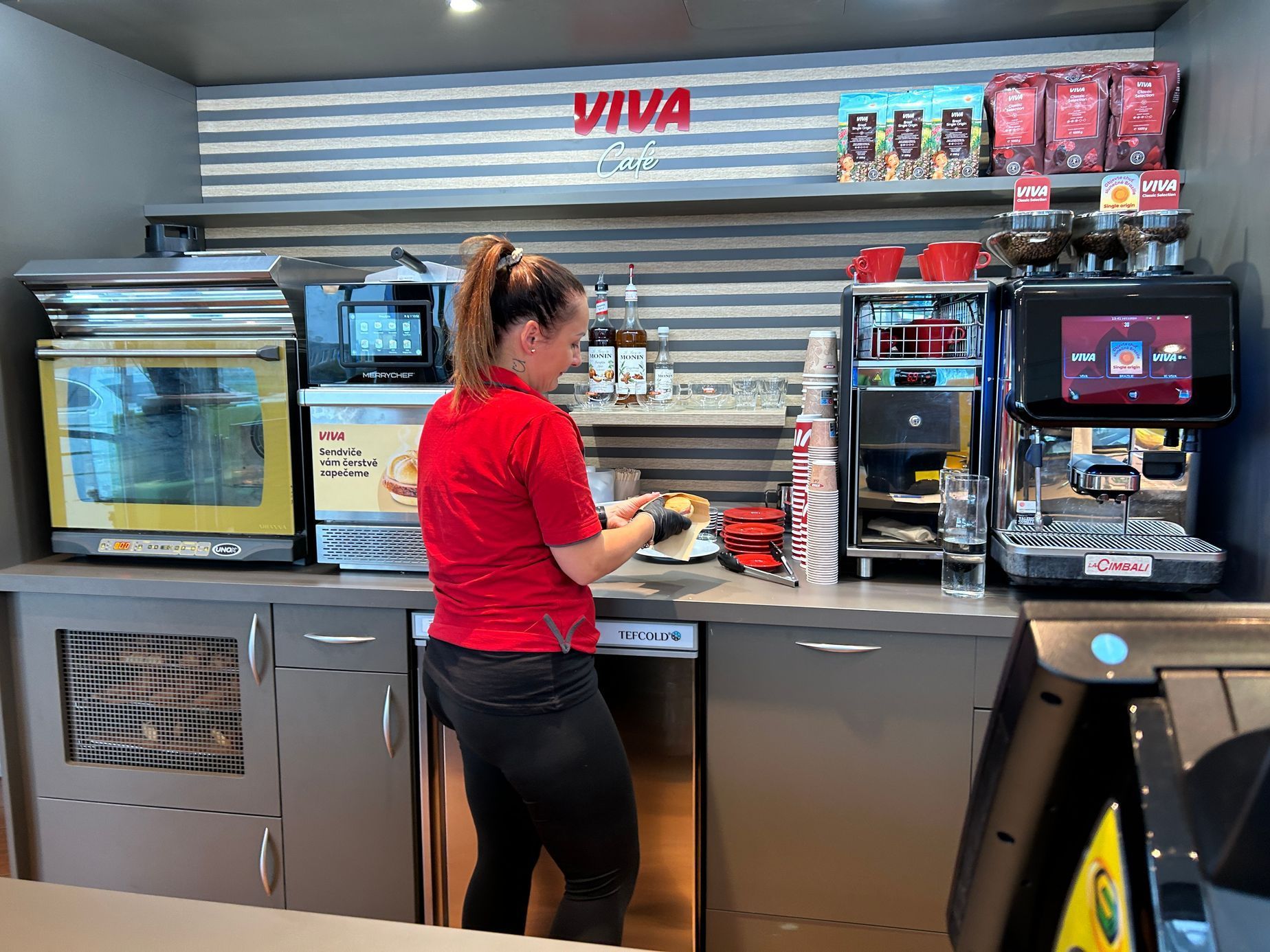 čerpací stanice, občerstvení, párek v rohlíku, fast food