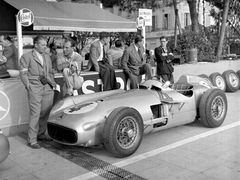 Návrat na závodní tratě v podání W 196 (1954-1955). Vpravo Rudolf Uhlenhaut, v rozmluvě s mladým anglickým závodníkem Stirlingem Mossem.