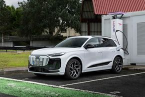 Světla jako zbraň na "Pražáky" a přední kufr za příplatek. Audi přichází s Q6 e-tron