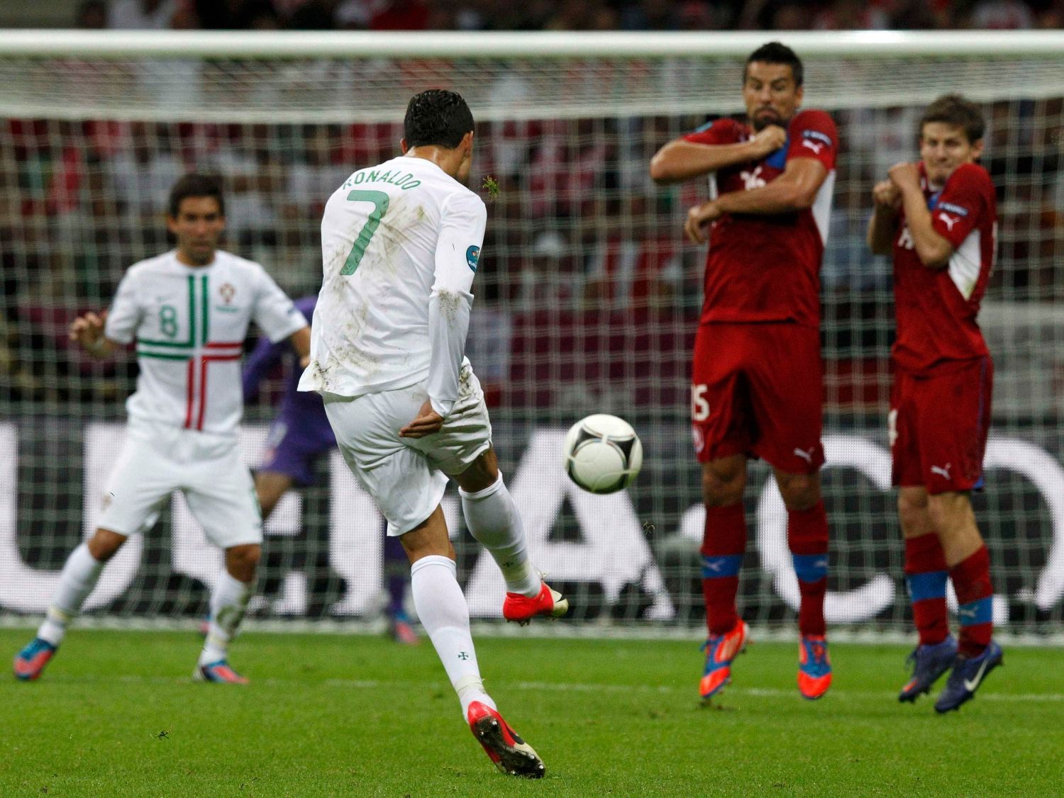 Česko - Portugalsko ve čtvrtfinále Eura 2012. Cristiano Ronaldo, Milan Baroš a Václav Pilař.
