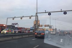 Policie kvůli podezřelému kufříku na hodinu uzavřela magistrálu. Pyrotechnik výbušninu nenašel