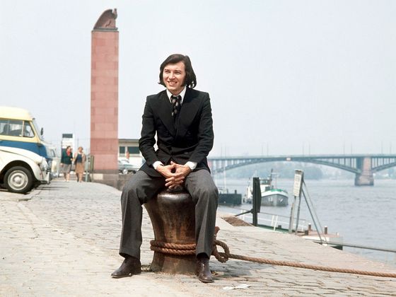 Karel Gott na nábřeží Rýna v německé Mohuči, 70. léta.
