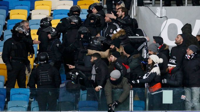 V Kyjevě domácí Dynamo nasázelo Besiktasi šest gólů, ale domácí fanoušci se prali s policií.