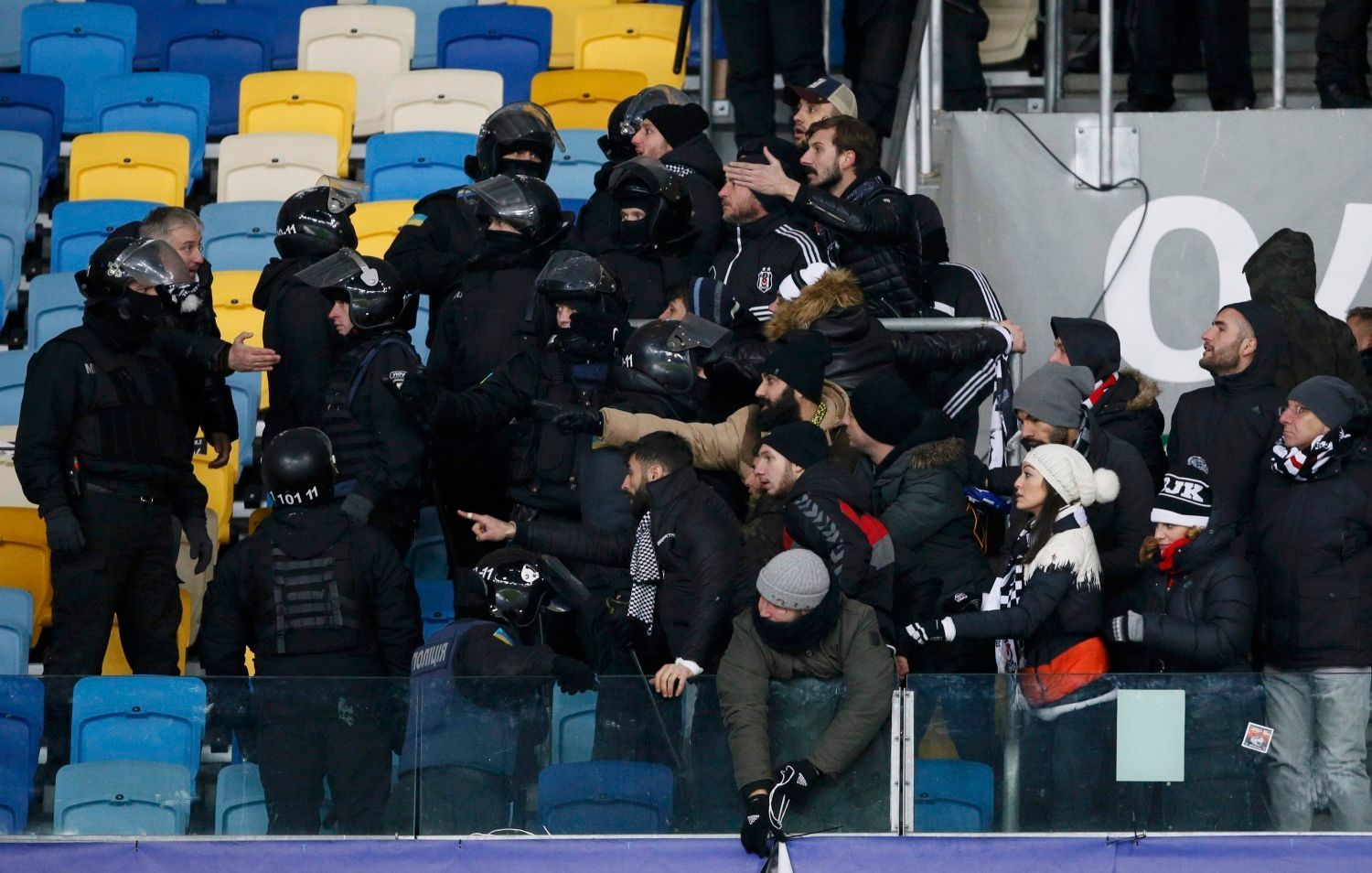 LM, Dynamo Kyjev-Besiktas: police zasahuje proti fanouškům Dynama Kyjev