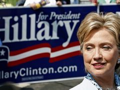 Clintonová se nevzdává, přestože ztrácí podporu a nemá peníze na kampaň