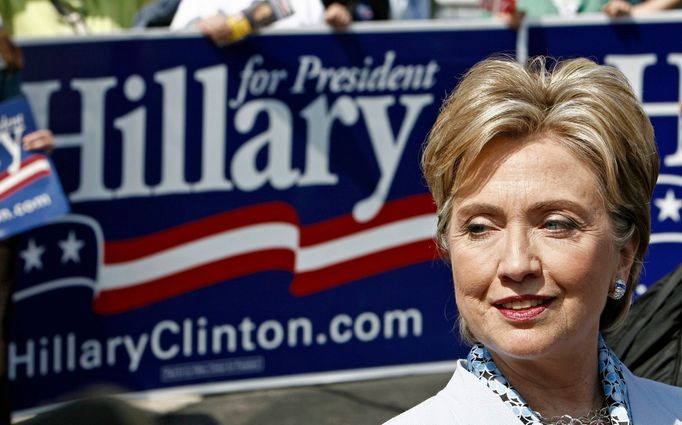 US Democratic presidential candidate Sen. Hillary Clinton (D-NY) is greeted by supporters outside a polling station during a campaign stop in Conshohocken, Pennsylvania, April 22, 2008. REUTERS/Jim Young (UNITED STATES) US PRESIDENTIAL ELECTION CAMPAIGN 2008 (USA)