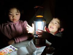 Děti v evakuačním centru ve městě Minamisanriku se radují z lampy. Dostali ji v rámci humanitární pomoci poté, co při zemětřesení přišly o střechu nad hlavou.