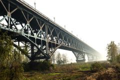 Kvůli muži, který chtěl skočit z mostu, stál provoz na trati mezi Znojmem a Šatovem