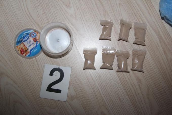 Policie našla u dealere 1,5 kilogramu heroinu a 100 gramů pervitinu