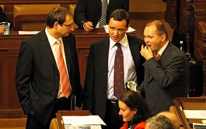 Sociální demokraté se nespokojili s tím, jakým způsobem bylo poslanci Urbanovi odejmuto právo hovořit, přestože dvouminutový interval je stanoven zákonem. Při "vyřizování účtů" pak došlo na napadání ostatních poslanců formou zpochybnění jejich vzdělání nebo míry alkoholu v krvi.