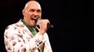 Tyson Fury slaví zpěvem zisk pásu mistra světa těžké váhy organizace WBC v souboji s Deontayem Wilderem