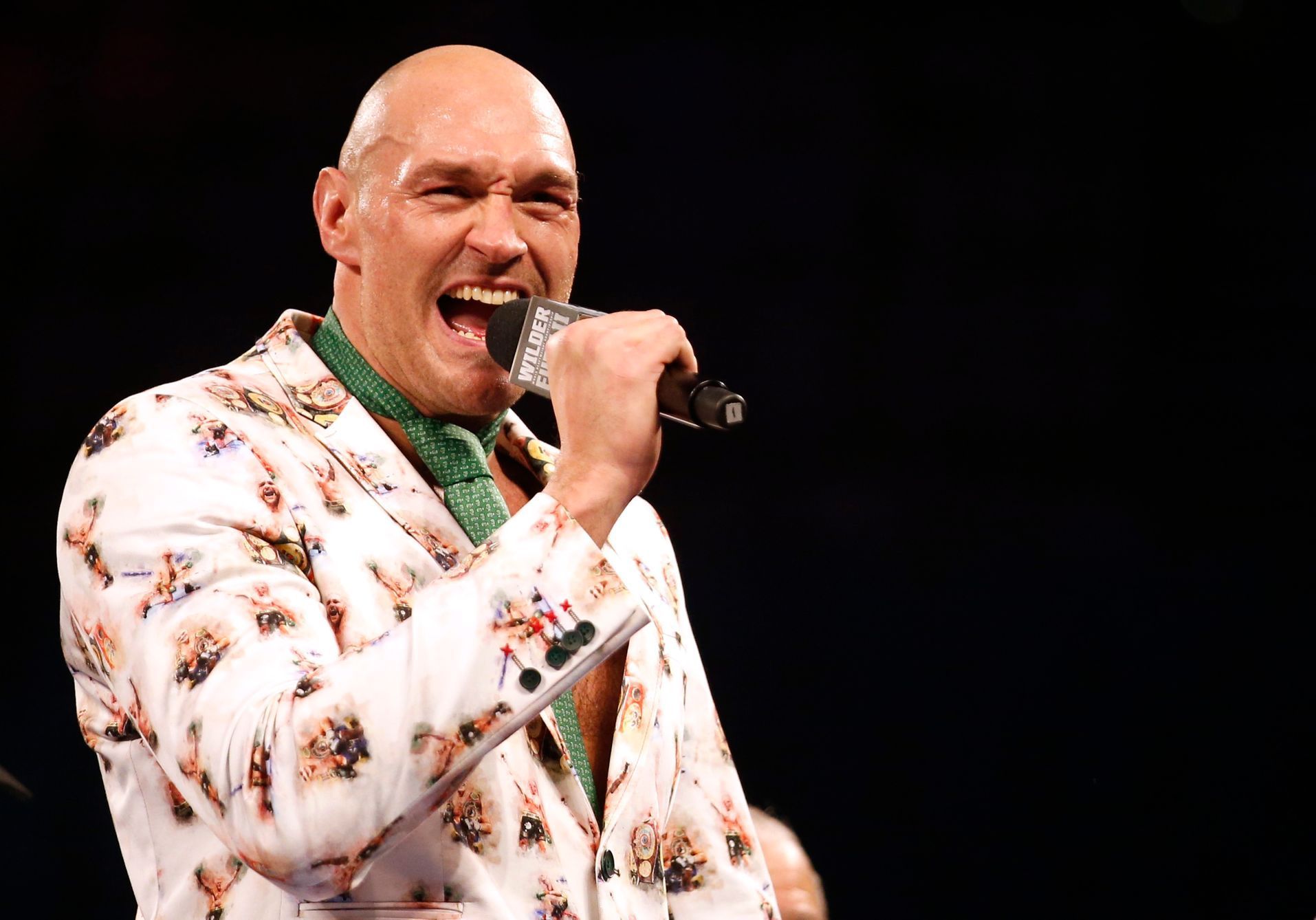 Tyson Fury slaví zpěvem zisk pásu mistra světa těžké váhy organizace WBC v souboji s Deontayem Wilderem