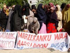 Někteří Somálci vítají nástup islamistů. Doufají v mír a pořádek po patnácti letech bojů a násilí.