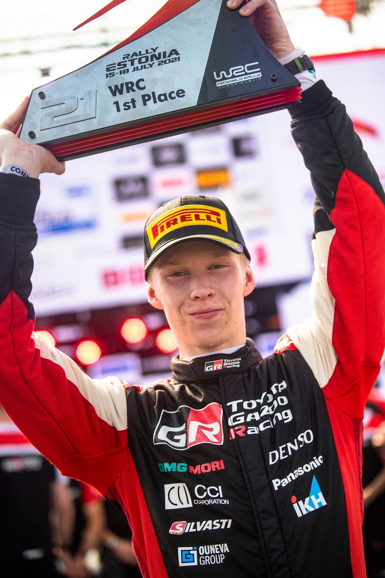 Kalle Rovanperä z Toyoty slaví vítězství v Estonské rallye 2021