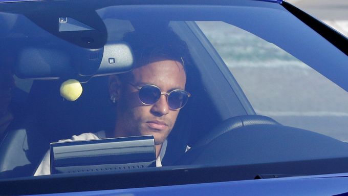 Neymar přijíždí na rozloučení se svými již brzy bývalými spoluhráči z Barcelony