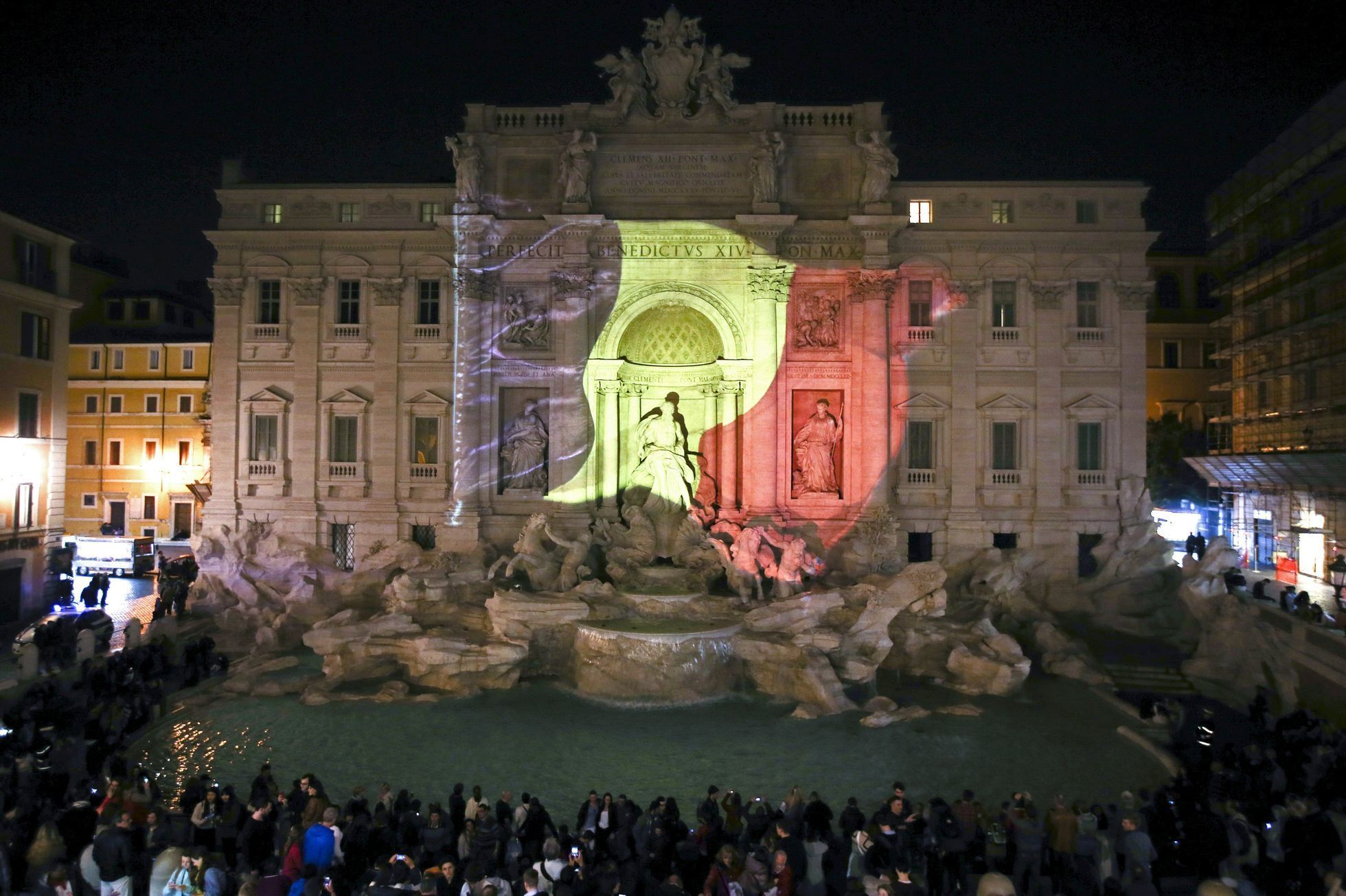 Stejně tak uctívá oběti bruselských útoků i fontána di Trevi v Říme.