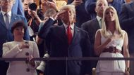 Poprvé v historii finále NFL se v hledišti objevil úřadující prezident USA. Donalda Trumpa doprovodila jeho dcera Ivanka.