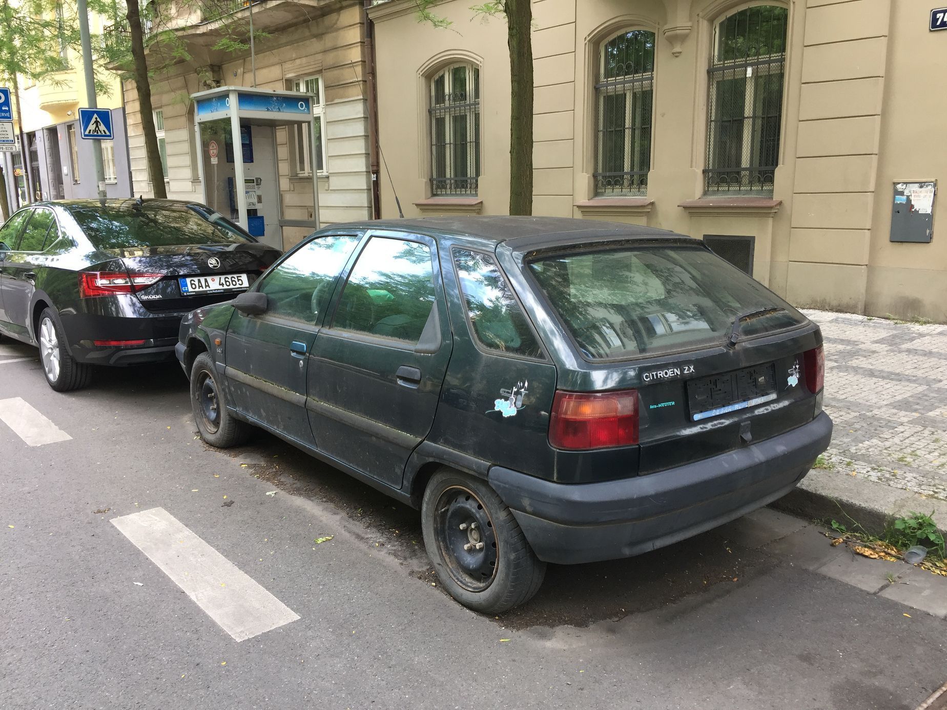Vraky aut v ulicích Prahy