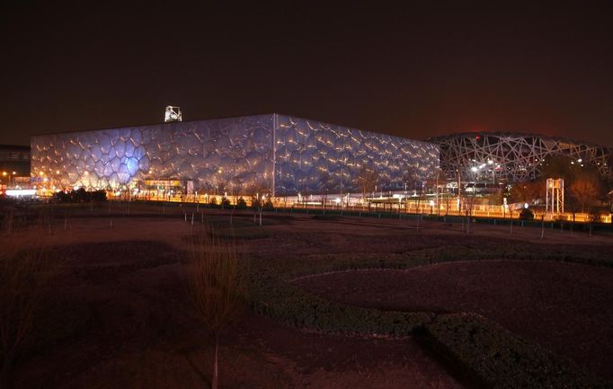 Národní stadion a Národní plavecké centrum během Hodiny Země. Peking.