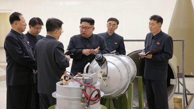 Severokorejský vůdce Kim Čong-un na fotografii nad údajnou jadernou hlavicí.