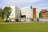 Studijní a vědecká knihovna v Hradci Králové. Titul Stavba roku 2009 byl v tomto případě udělen za vytvoření stavby nevšedního architektonického řešení se zřetelem ke způsobu práce s pohledovým betonem a k vnitřnímu prostorovému uspořádání.