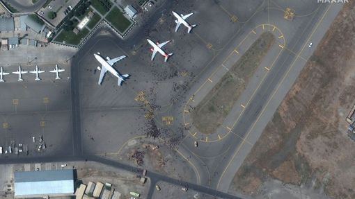 Chaos na letišti v Kábulu.
