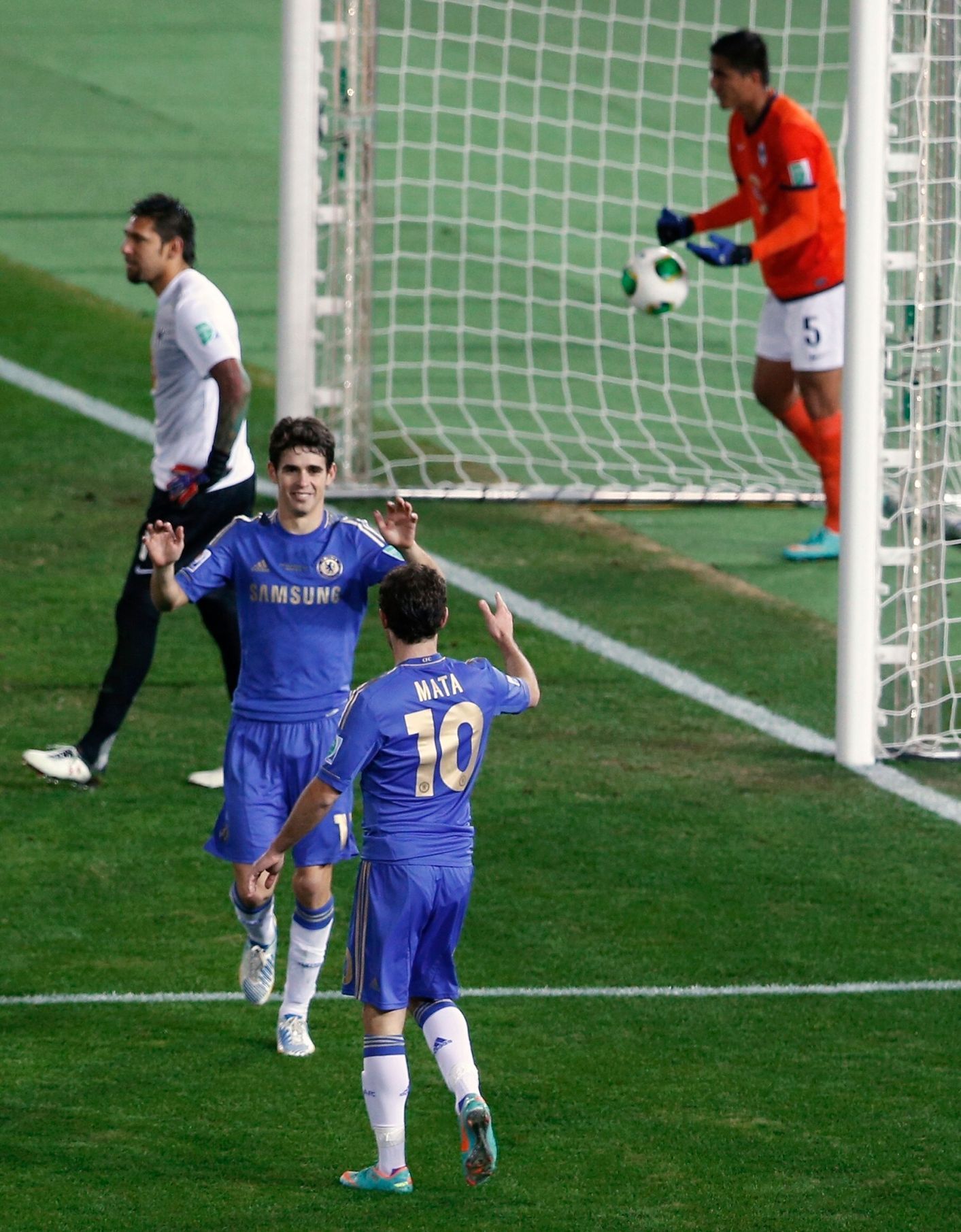 MS klubů, Chelsea - Monterrey: Juan Mata, Oscar - Darvin Chavez