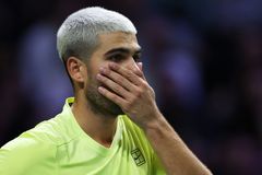 Po tréninku vtipkoval s Lehečkou. Nakonec Alcaraz v Paříži sklidil posměch