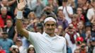 Roger Federer se raduje z postupu do druhého kola Wimbledonu 2013