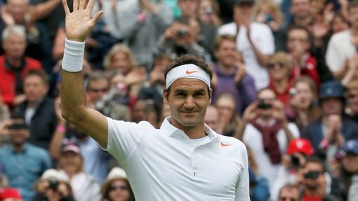 Roger Federer se raduje z postupu do druhého kola Wimbledonu 2013