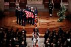 Spojené státy se ve Washingtonu rozloučily s bývalým prezidentem Bushem