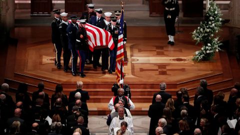 Spojené státy se ve Washingtonu rozloučily s bývalým prezidentem Bushem
