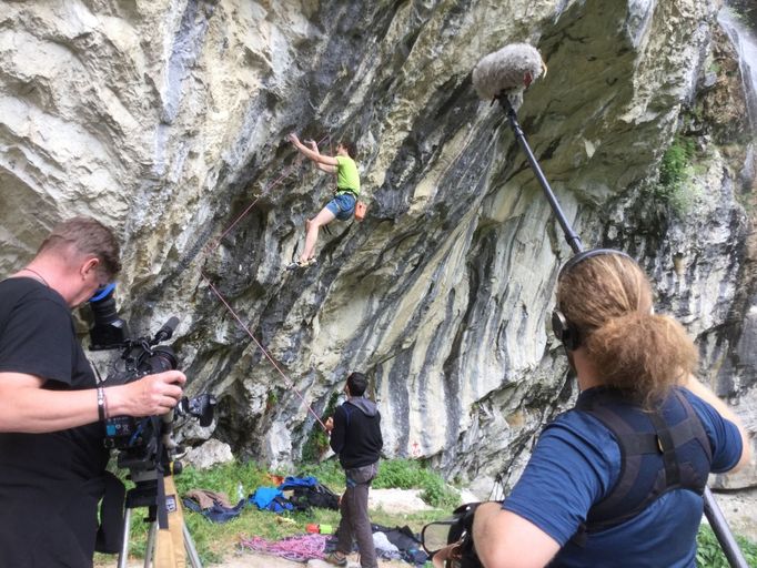 Adam Ondra při lezení v Rumunsku