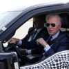 Joe Biden za volantem elektrického Fordu F-150 Lightning