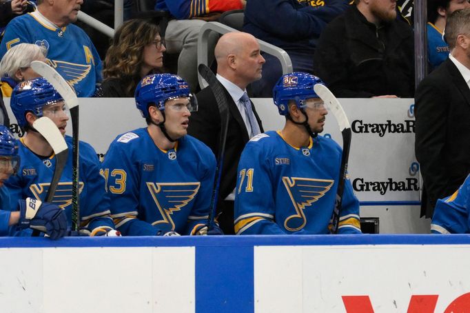 Trenér Jim Montgomery na střídačce St. Louis