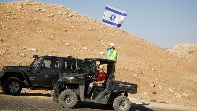 Izraelští nelegální osadníci protestují uvnitř Západního břehu.