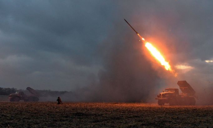 Ukrajinská armáda odpaluje raketu Grad na východě Ukrajiny.