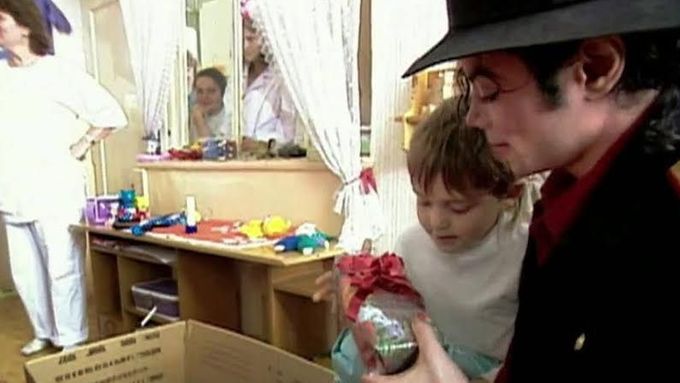 Michael Jackson na návštěvě dětského domova.
