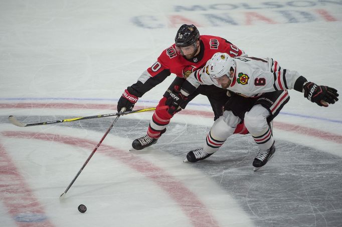 Tom Pyatt (Ottawa) a Michal Kempný (Chicago)