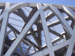 Detail Ptačího hnízda. Olympijského stadionu, jehož součástí jsou ocelové pruty.