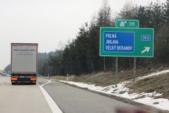 Poslední úsek D1 byl otevřen se skluzem. Stát však po stavebních firmách žádnou pokutu nežádá