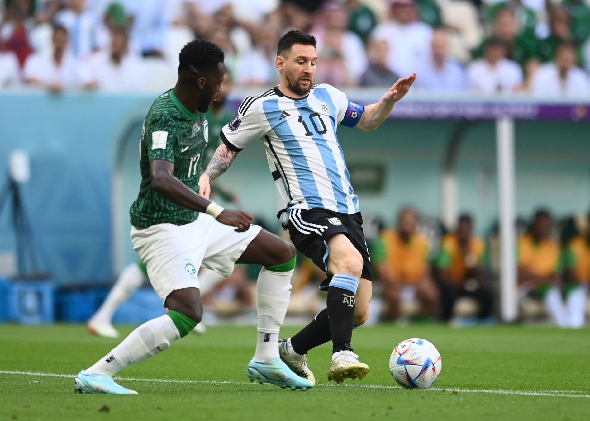 Hasan Tambaktí a Lionel Messi v zápase Argentina - Saúdská Arábie na MS 2022