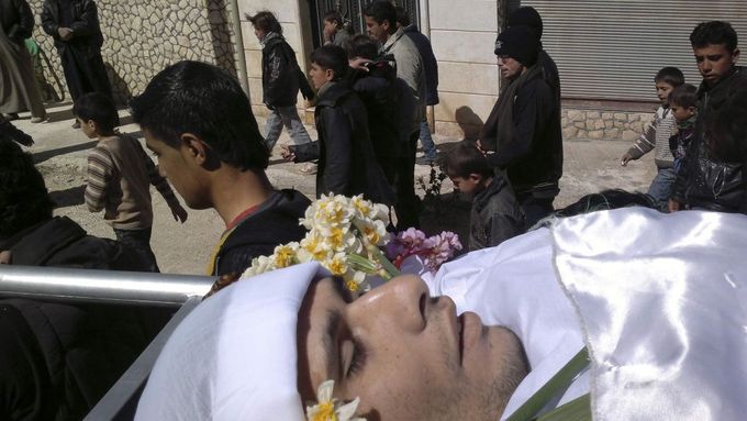 Pohřeb jedné z obětí střelby bezpečnostních sil v syrském Kafranbelu.