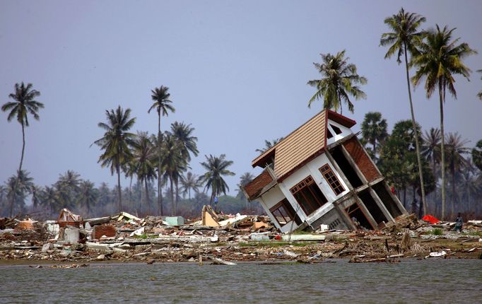 Uplynulo 15 let od ničivé vlny tsunami, která si 26. prosince 2004 vyžádala na pobřeží Indického oceánu v jihovýchodní Asii přes 230 000 mrtvých.